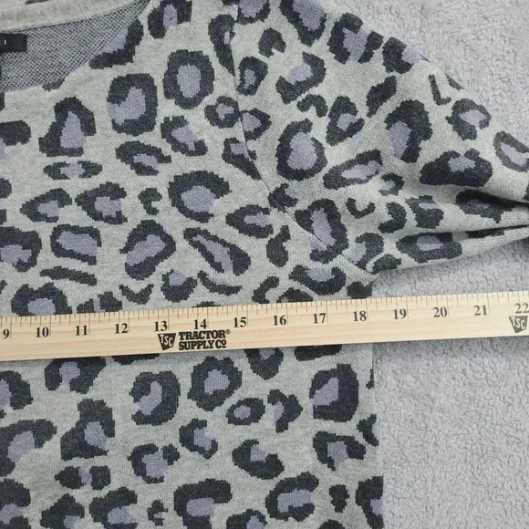 Tahari Women's M Leopard Print Sweater Crew Neck 3/4 Sleeves 28CT - Picture 4 of 9